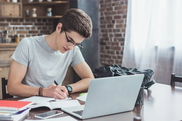 Estudante estudando em casa